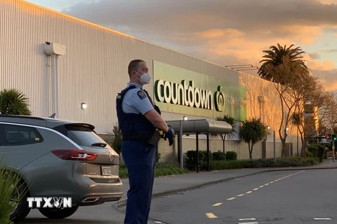 Cảnh sát phong toả bên ngoài siêu thị New Lynn ở Auckland, New Zealand, phục vụ công tác điều tra, ngày 3/9/2021. (Ảnh: THX/TTXVN)