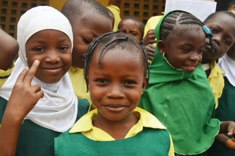 Trẻ em trai và trẻ em gái ở làng Ubang, Nigeria. (Nguồn: odditycentral.com)