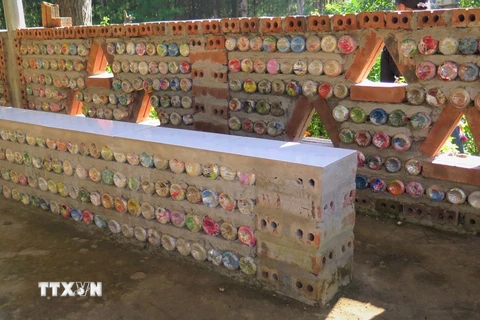 Bức tường bao tại nhà văn hóa bản Nậm Sáng, xã Phúc Than, huyện Than Uyên (Lai Châu) được hoàn thành từ mô hình gạch sinh thái. (Ảnh: Việt Hoàng/TTXVN) 