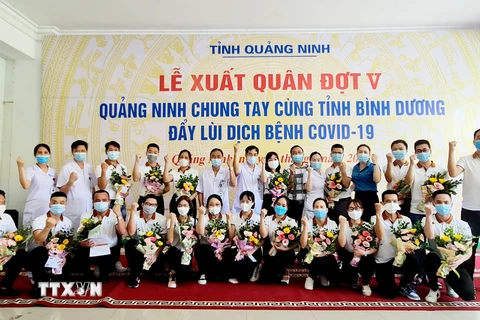 Đoàn cán bộ, y, bác sỹ Quảng Ninh thể hiện quyết tâm chống dịch. (Ảnh: Thanh Vân/TTXVN)