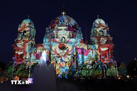 Với chủ đề Tạo dựng ngày mai, Lễ hội Ánh sáng Berlin đã trở thành điểm hẹn văn hóa được người dân thủ đô Berlin (Cộng Hòa Liên bang Đức) nói riêng và du khách quốc tế nói chung chờ đón mỗi dịp Thu về. (Ảnh: Mạnh Hùng/TTXVN) 