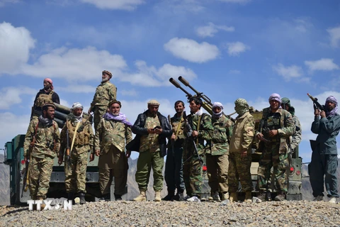 Các thành viên Lực lượng Mặt trận kháng chiến quốc gia (NRF) gác tại tiền đồn ở huyện Paryan, tỉnh Panjshir, Afghanistan ngày 23/8/2021. (Ảnh: AFP/TTXVN)