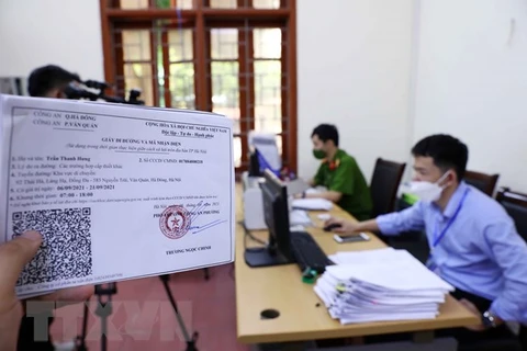 Công an phường Văn Quán, quận Hà Đông gấp rút tiếp nhận và xét duyệt hồ sơ của các cá nhân, đơn vị có nhu cầu cấp giấy đi đường theo mẫu mới. (Ảnh: Phạm Kiên/TTXVN) 