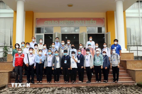 20 tình nguyện viên là Linh mục, tu sỹ, đồng bào Công giáo sẵn sàng lên đường tham gia công tác hỗ trợ tuyến đầu chống dịch tại Bệnh viện Dã chiến số 1 (Quận 7, Thành phố Hồ Chí Minh). (Ảnh: Xuân Khu/TTXVN)