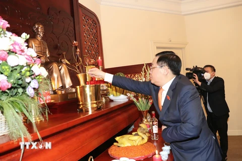 Chủ tịch Quốc hội Vương Đình Huệ dâng hương tưởng niệm Chủ tịch Hồ Chí Minh. (Ảnh: Doãn Tấn/TTXVN) 
