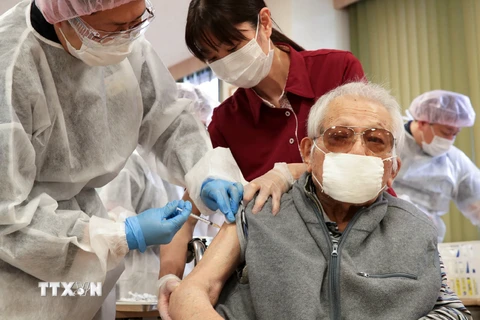 Nhân viên y tế tiêm vaccine ngừa COVID-19 cho người cao tuổi tại Tokyo, Nhật Bản. (Ảnh: AFP/TTXVN)