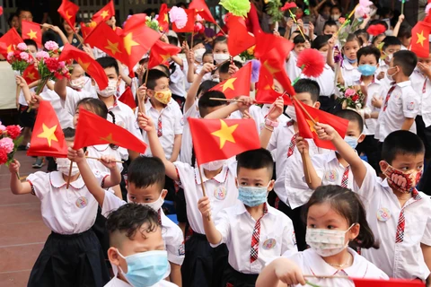 Học sinh trường Tiểu học Thăng Long, quận Hoàn Kiếm (Hà Nội) trong lễ khai giảng năm học mới. (Ảnh: Thanh Tùng/TTXVN)