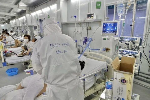 Các bác sỹ chăm sóc bệnh nhân COVID-19 nặng tại Trung tâm hồi sức tích cực COVID-19 bệnh viện Việt Đức ở Bệnh viện Dã chiến 13 (huyện Bình Chánh, TP.HCM). (Ảnh: TTXVN phát) 