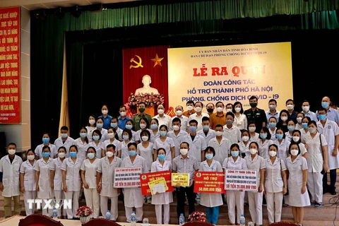 Đoàn cán bộ, y, bác sỹ tỉnh Hòa Bình lên đường giúp thành phố Hà Nội chống dịch. (Ảnh: Thanh Hải/TTXVN)