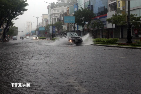 Tuyến đường Nguyễn Văn Linh bị ngập nước do mưa lớn liên tiếp. (Ảnh: Trần Lê Lâm/TTXVN)