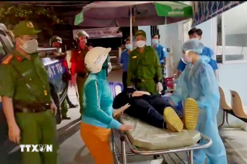 Lực lượng công an kịp thời đưa sản phụ đến Bệnh viện sản nhi An Giang cấp cứu. (Ảnh: TTXVN phát)