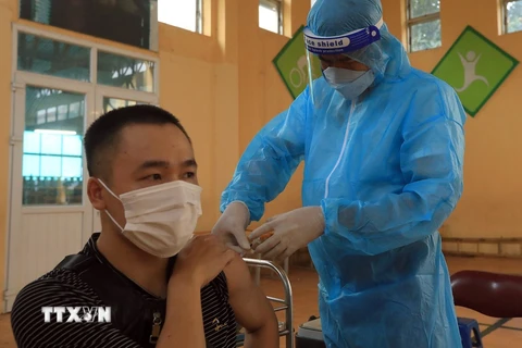 Người dân xã Tam Hiệp, huyện Thanh Trì được tiêm vaccine phòng COVID-19. (Ảnh: Tuấn Anh/TTXVN) 