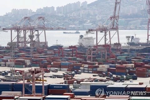 Các container xếp tại cảng Busan của Hàn Quốc. (Nguồn: Yonhap News)