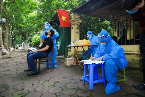 Phường Quán Thánh, quận Ba Đình tổ chức xét nghiệm cho người dân ngay trên con đường Phan Đình Phùng. (Ảnh: Thành Đạt/TTXVN) 