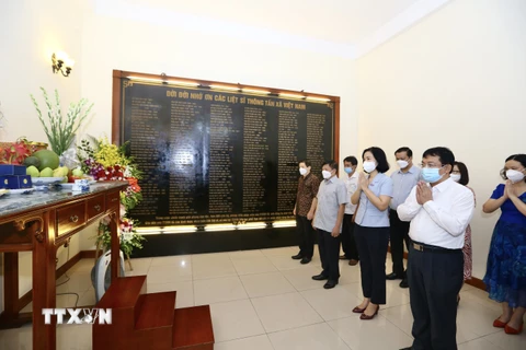 Đoàn lãnh đạo Thông tấn xã Việt Nam thắp hương tưởng nhớ các các anh hùng, liệt sỹ của TTXVN qua các thời kỳ. (Ảnh: Hoàng Hiếu/TTXVN) 