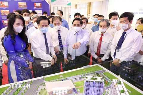 Thủ tướng Phạm Minh Chính tham quan trưng bày các sản phẩm khoa học, kỹ thuật. (Ảnh: Dương Giang/TTXVN) 