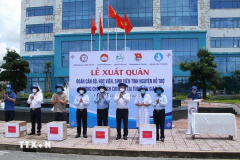 Lễ xuất quân tiễn các cán bộ, sinh viên Đại học Y Dược Cần Thơ chi viện hỗ trợ tỉnh Kiên Giang chống dịch. (Ảnh: TTXVN phát)
