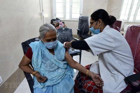 Tiêm vaccine ngừa COVID-19 cho người dân tại bang Uttar Pradesh, Ấn Độ, ngày 10/4/2021. (Ảnh: THX/TTXVN) 