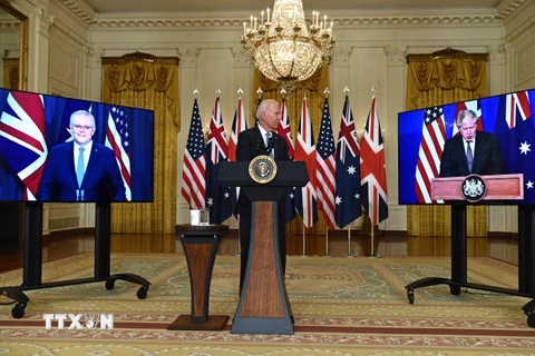 Trong ảnh (từ trái sang): Thủ tướng Australia Scott Morrison, Tổng thống Mỹ Joe Biden và Thủ tướng Anh Borris Johnson trong cuộc họp báo trực tuyến về an ninh quốc gia, ngày 15/9. (Ảnh: AFP/TTXVN)