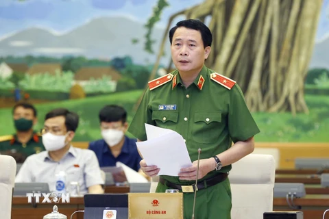 Thiếu tướng Lê Quốc Hùng, Thứ trưởng Bộ Công an trình bày tờ trình (tóm tắt). (Ảnh: Doãn Tấn/TTXVN)