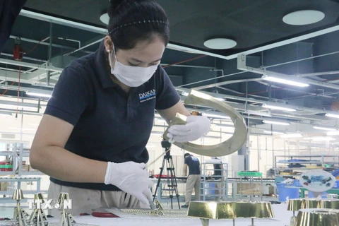 Công ty Daikan Việt Nam, Khu công nghiệp Amata, tỉnh Đồng Nai từng bước khôi phục sản xuất, tăng tốc trở lại. (Ảnh: Công Phong/TTXVN) 