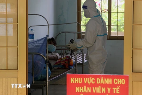 Nhân viên y tế chăm sóc cho bệnh nhân COVID-19 tại Trung tâm Y tế huyện miền núi Sơn Hòa. (Ảnh: Xuân Triệu/TTXVN)