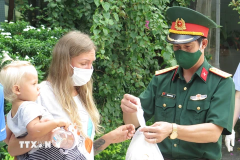 Hội Hữu nghị Việt-Nga phối hợp cùng Liên hiệp các tổ chức hữu nghị Khánh Hòa trao quà cho công dân Nga đang gặp khó khăn do dịch COVID-19 tại Khánh Hòa. (Ảnh: Phan Sáu/TTXVN)
