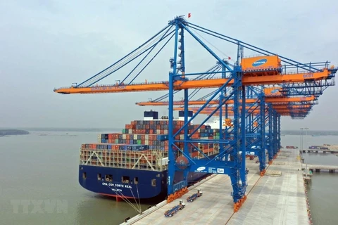 Tàu container CMA CGM CORTE REAL tải trọng 165.375 DWT, có chiều dài 365,5m cập cảng GERMALINK (Bà Rịa-Vũng Tàu) bốc dỡ hàng hóa. (Ảnh: TTXVN phát) 
