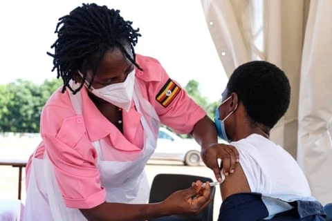 Tiêm vaccine phòng COVID-19 tại Uganda. (Nguồn: Xinhua)