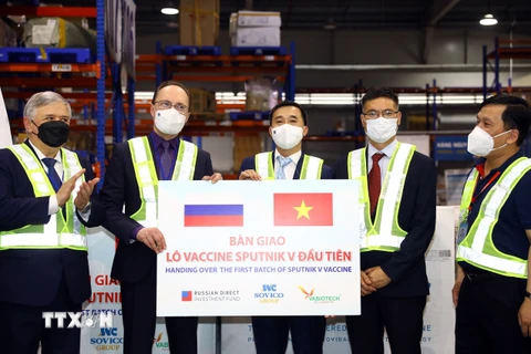 Đại sứ Liên bang Nga tại Việt Nam Gennady Bezdetko bàn giao lô vaccine Sputnik V cho Thứ trưởng Bộ Y tế Trần Văn Thuấn. (Ảnh: Huy Hùng/TTXVN) 