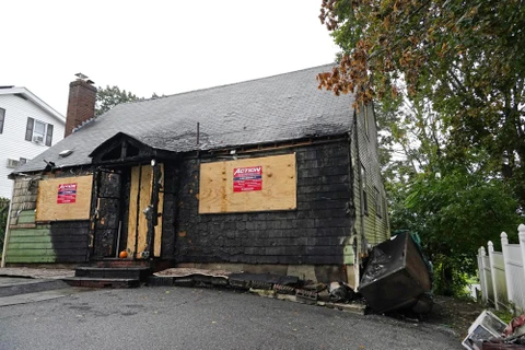 Ngôi nhà bị cháy đen được rao bán với giá gần 400.000 USD.(Nguồn: AP) 