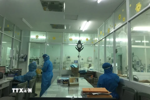Khu hành chính của Bệnh viện Dã chiến số 1 Khánh Hòa, các y, bác sỹ mặc đồ bảo hộ suốt 8 tiếng làm việc. (Ảnh: TTXVN phát) 