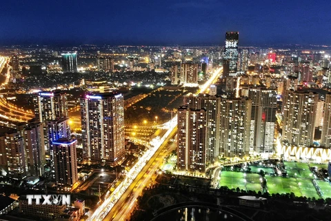 Thủ đô Hà Nội rực rỡ về đêm với những tòa nhà cao tầng. (Ảnh: Danh Lam/TTXVN) 