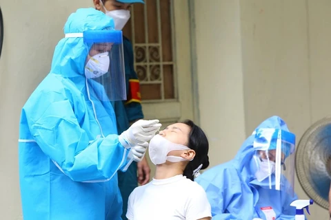 Nhân viên y tế phường Hàng Bông tổ chức lấy mẫu xét nghiệm cho người dân khu vực tiếp giáp Bệnh viện Việt Đức. (Ảnh: Hải Anh/TTXVN)