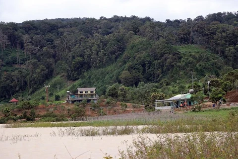 Nhiều căn nhà không phép mọc lên quanh hồ Próh. (Ảnh: Nguyễn Dũng/TTXVN) 