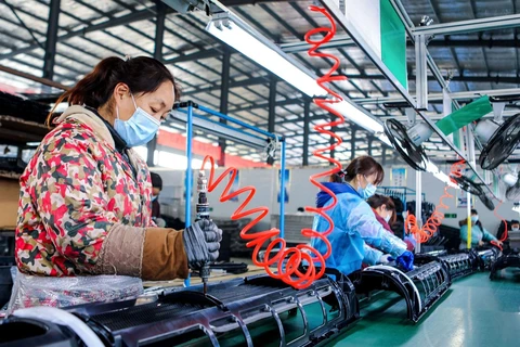 Công nhân làm việc tại một nhà máy ở tình Hồ Bắc, Trung Quốc. (Nguồn: THX) 