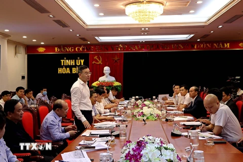 Toàn cảnh buổi làm việc giữa lãnh đạo hai tỉnh Hòa Bình, Sơn La với Tập đoàn Đèo Cả. (Ảnh: Thanh Hải/TTXVN)
