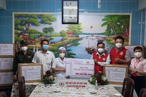 Đại diện Hội Chữ thập Đỏ thành phố Hồ Chí Minh trao thiết bị lọc nước Ecosphere cho các bệnh viện tuyến đầu chống dịch bệnh COVID-19. (Nguồn: dangcongsan.vn) 