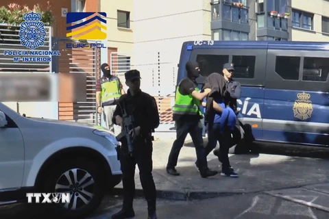 Cảnh sát bắt giữ một kẻ tình nghi khủng bố tại Valencia, Tây Ban Nha. Ảnh tư liệu. (Ảnh: AFP/TTXVN)