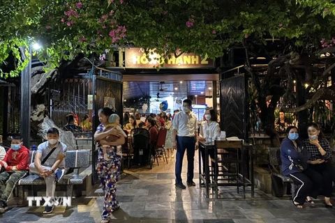 Nhà hàng Hồng Hạnh tại thành phố Hạ Long bị tạm dừng hoạt động do vi phạm phòng chống dịch. (Ảnh: TTXVN phát) 