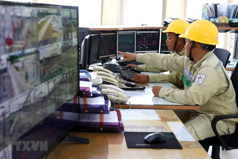 Công nhân Công ty Truyền tải Điện 4 kiểm tra kỹ thuật, vận hành trạm biến áp 500kV Tân Định. (Ảnh: Ngọc Hà/TTXVN) 