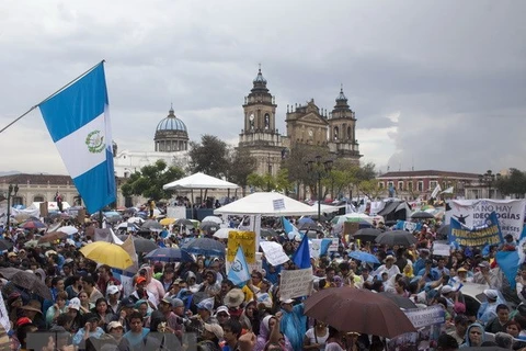 Một cuộc biểu tình tại thủ đô Guatamela. (Ảnh: THX/TTXVN)