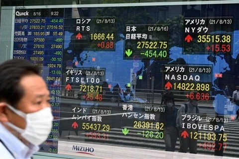 Bảng chỉ số chứng khoán tại Sàn giao dịch chứng khoán Tokyo, Nhật Bản. (Ảnh: AFP/TTXVN) 