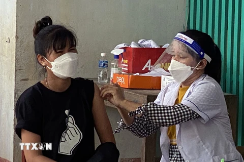 Lực lượng y tế xã Phước Nam, huyện Thuận Nam tiêm vaccine phòng COVID-19 đợt 8 cho các đối tượng ưu tiên. (Ảnh: Công Thử/TTXVN)