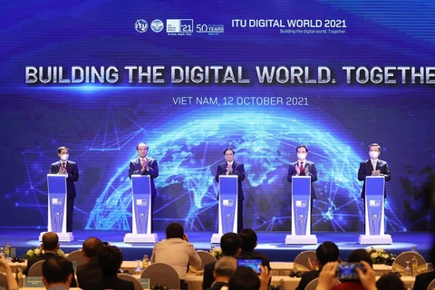 Thủ tướng Phạm Minh Chính và Tổng Thư ký Liên minh Viễn thông thế giới Zhao Houlin cùng các đại biểu thực hiện nghi thức khai mạc Triển lãm Thế giới số 2021. (Ảnh: Dương Giang/TTXVN)