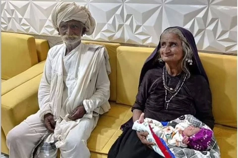 Bà Jivuben Valabhai Rabari và con đầu lòng. (Nguồn: odditycentral.com) 