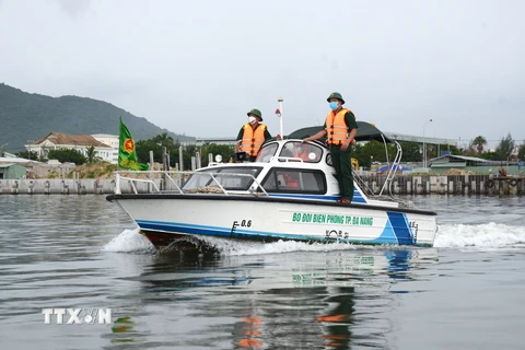 Bộ đội Biên phòng thành phố Đà Nẵng tuần tra, kiểm soát tại Âu thuyền Thọ Quang. (Ảnh: Quốc Dũng/TTXVN) 
