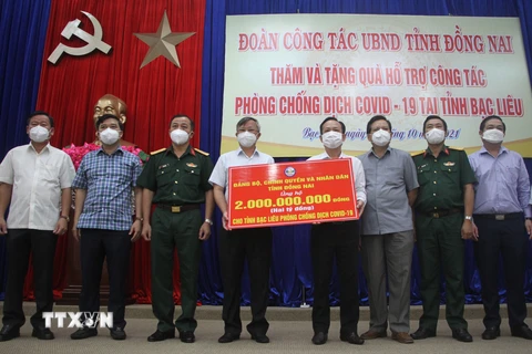 Lãnh đạo tỉnh Đồng Nai trao tặng tỉnh Bạc Liêu 2 tỷ đồng hỗ trợ phòng, chống dịch COVID-19. (Ảnh: Chanh Đa/TTXVN)