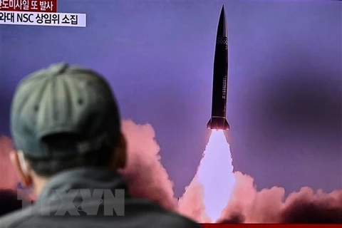 Người dân Hàn Quốc theo dõi qua truyền hình vụ phóng được cho là tên lửa đạn đạo của Triều Tiên tại nhà ga đường sắt ở Seoul, ngày 19/10/2021. (Ảnh: AFP/TTXVN) 