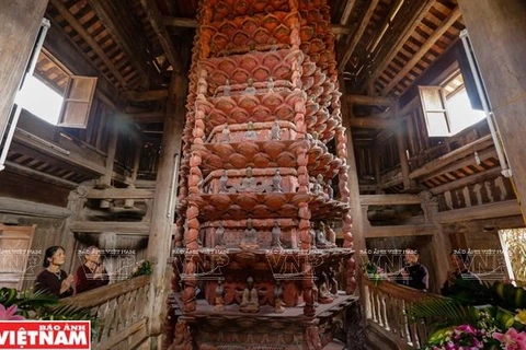 Có chiều cao 4,44m, Cửu phẩm Liên Hoa ở chùa Giám là cổ vật có kích thước hoành tráng, có giá trị nghệ thuật kiến trúc Phật giáo đặc biệt. (Nguồn: Báo ảnh Việt Nam) 
